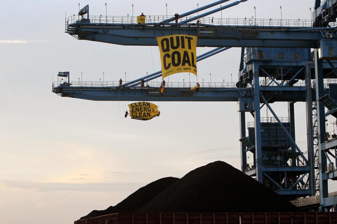 Indonesian activists protesting the Cirebon Coal Power Plant in Indonesia. The Oil Fund is linked to the expansion of this coal fired power plant © Afriadi Hikmal / Greenpeace